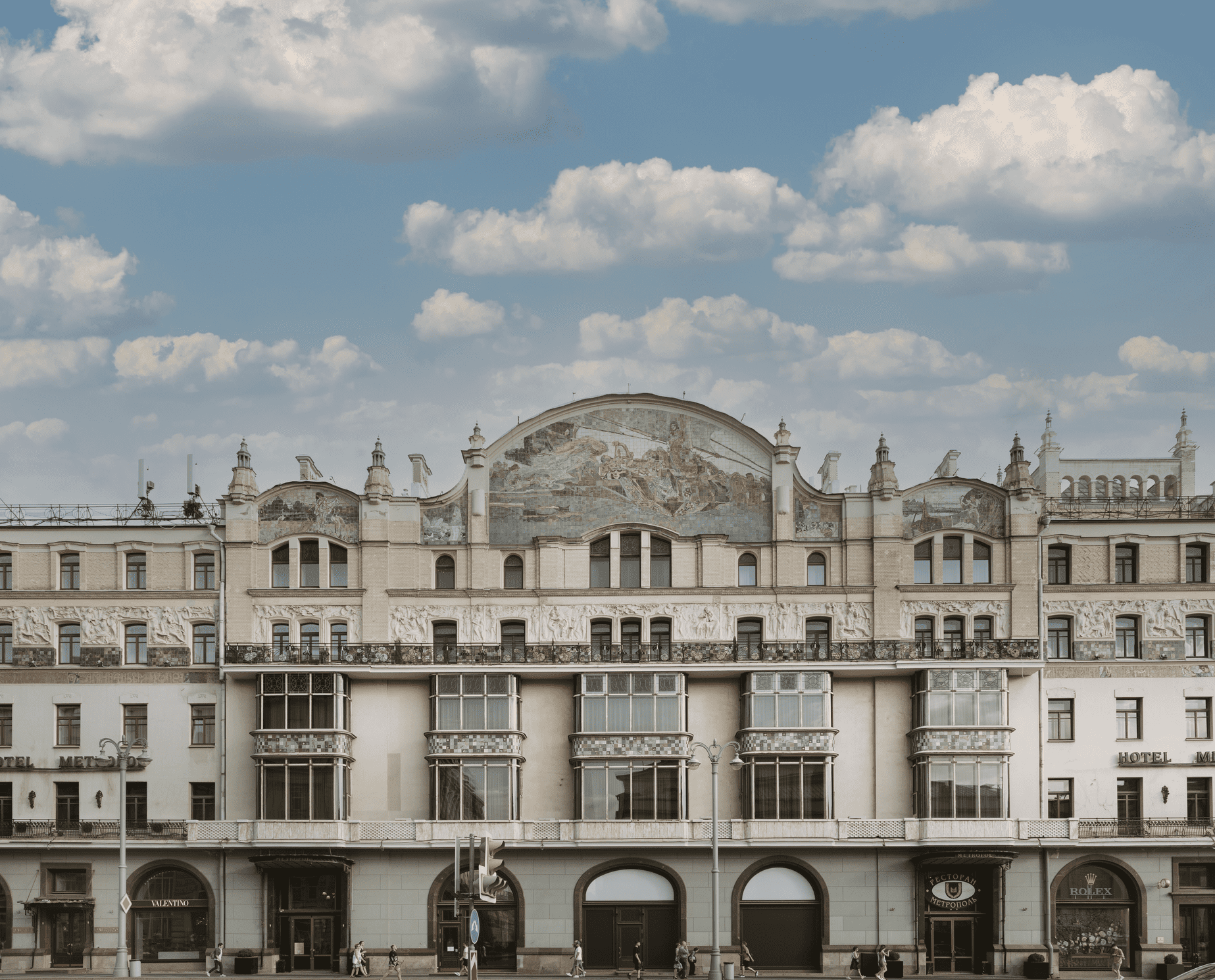 Фасад гостиницы «Метрополь» с майоликовым фризом и витринами центра
